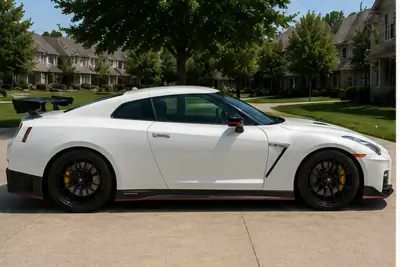 2025 Nissan GT-R gallery thumbnail