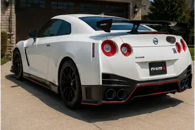 2025 Nissan GT-R gallery thumbnail