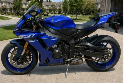 2025 Yamaha YZF-R1 gallery thumbnail