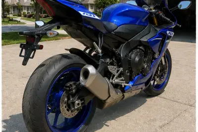 2025 Yamaha YZF-R1 gallery thumbnail